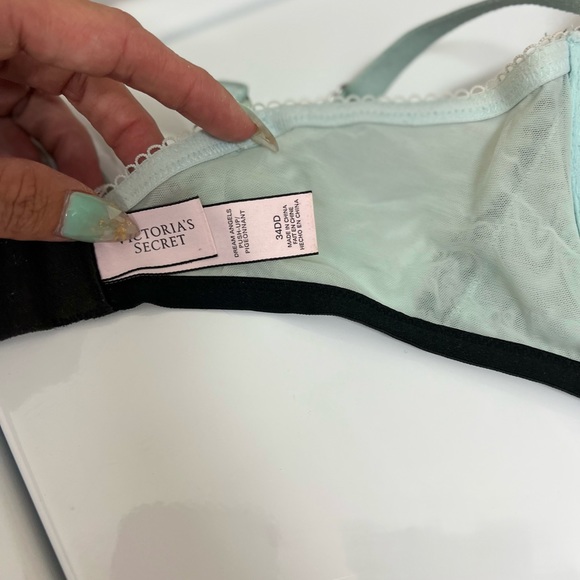 Victoria secret 34DD - Picture 2 of 3